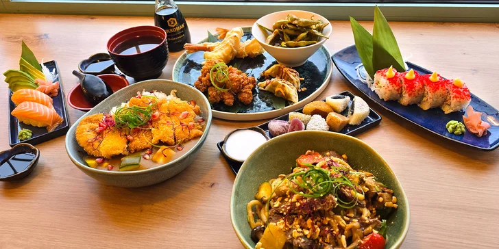 Asijské degustační menu pro 2 osoby: polévka, gyoza, sushi, curry i udon a mochi jako dezert