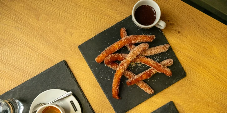 Churros s horkou čokoládou a káva dle výběru pro 1 nebo 2 osoby