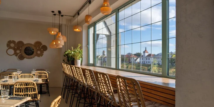 Asijské degustační menu pro 2 osoby: polévka, gyoza, sushi, curry i udon a mochi jako dezert