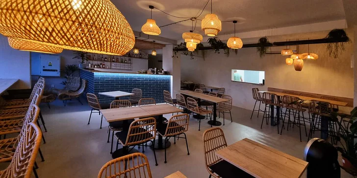 Asijské degustační menu pro 2 osoby: polévka, gyoza, sushi, curry i udon a mochi jako dezert