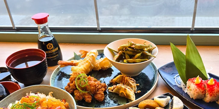 Asijské degustační menu pro 2 osoby: polévka, gyoza, sushi, curry i udon a mochi jako dezert