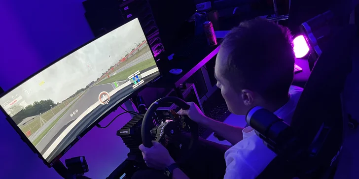 Závodní simulátory a VR realita: vstupy pro 1 i 2 osoby, oslava pro děti i VIP pronájem
