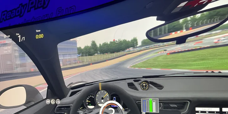 Závodní simulátory a VR realita: vstupy pro 1 i 2 osoby, oslava pro děti i VIP pronájem