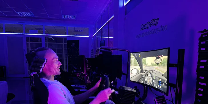 Závodní simulátory a VR realita: vstupy pro 1 i 2 osoby, oslava pro děti i VIP pronájem