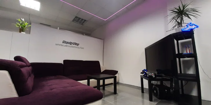 Závodní simulátory a VR realita: vstupy pro 1 i 2 osoby, oslava pro děti i VIP pronájem