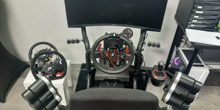 Závodní simulátory a VR realita: vstupy pro 1 i 2 osoby, oslava pro děti i VIP pronájem