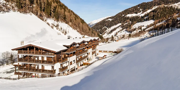 Jižní Tyrolsko: 4* horský hotel s polopenzí, neomezeným wellness a skipasem