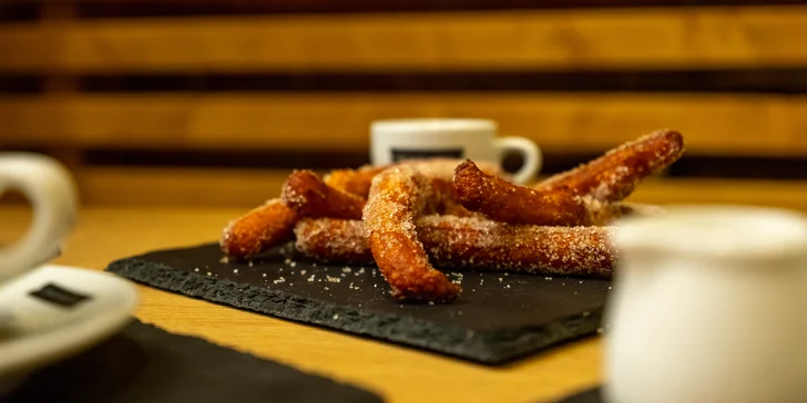 Churros s horkou čokoládou a káva dle výběru pro 1 nebo 2 osoby