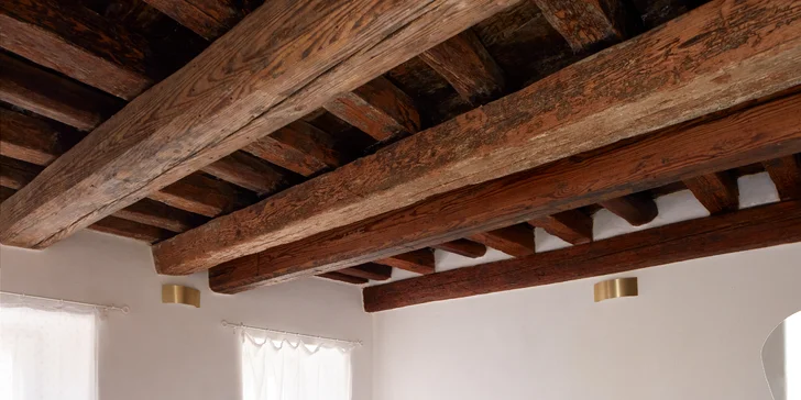 Nádherně zrekonstruovaný dům ve Znojmě: snídaně, víno, design i prohlídka historických prostor