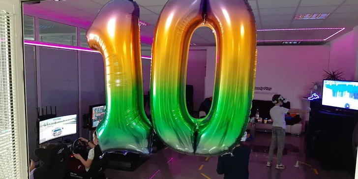 Závodní simulátory a VR realita: vstupy pro 1 i 2 osoby, oslava pro děti i VIP pronájem