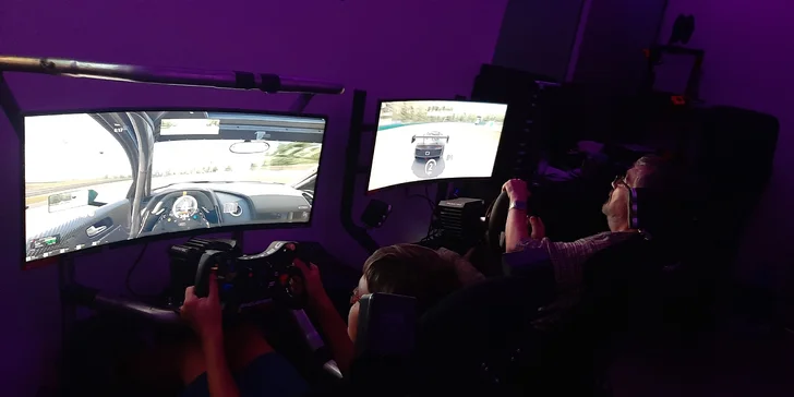 Závodní simulátory a VR realita: vstupy pro 1 i 2 osoby, oslava pro děti i VIP pronájem