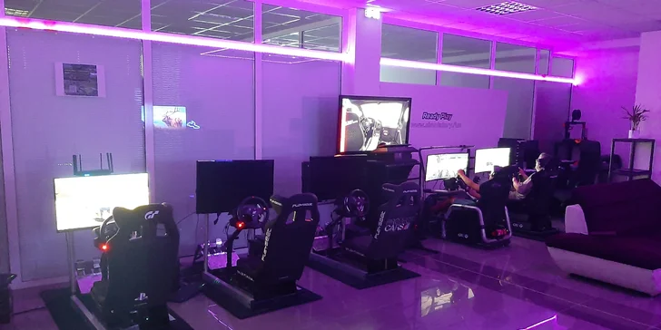 Závodní simulátory a VR realita: vstupy pro 1 i 2 osoby, oslava pro děti i VIP pronájem