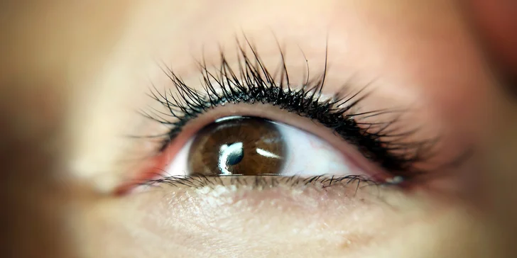 Permanentní make-up očí, rtů či obočí nebo odstranění tetování či permanentního make-upu