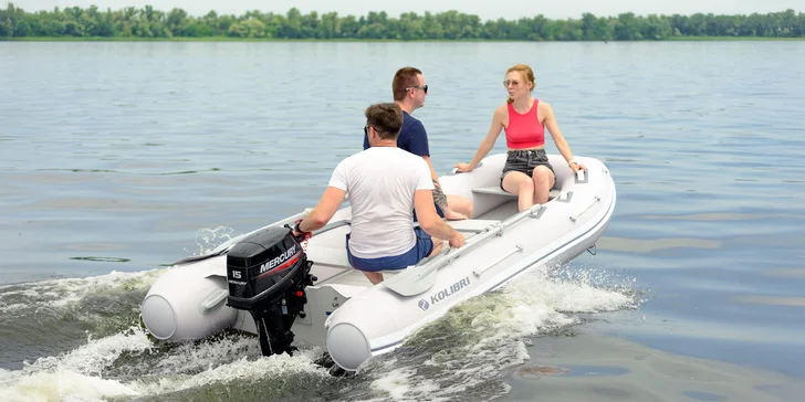 Půjčení motorového člunu na Vltavě v Podolí: plavba až pro 4 osoby na 60 minut