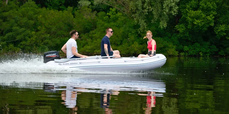 Půjčení motorového člunu na Vltavě v Podolí: plavba až pro 4 osoby na 60 minut
