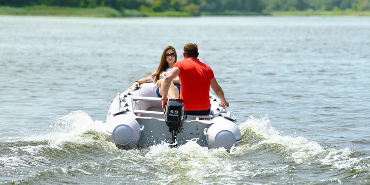 Půjčení motorového člunu na Vltavě v Podolí: plavba až pro 4 osoby na 60 minut