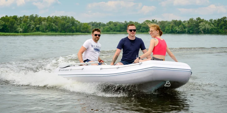 Půjčení motorového člunu na Vltavě v Podolí: plavba až pro 4 osoby na 60 minut