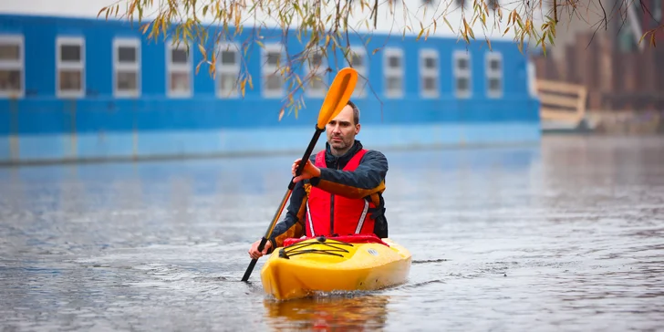 Půjčení koloběžek, kajaků či paddleboardů na Vltavě pro dva