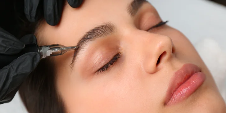 Permanentní make-up očních linek mezi řasami nebo obočí pudrovou metodou