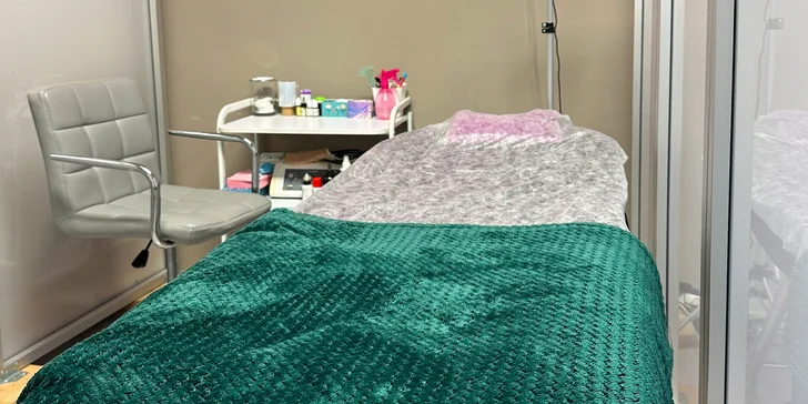 Permanentní make-up očních linek mezi řasami nebo obočí pudrovou metodou