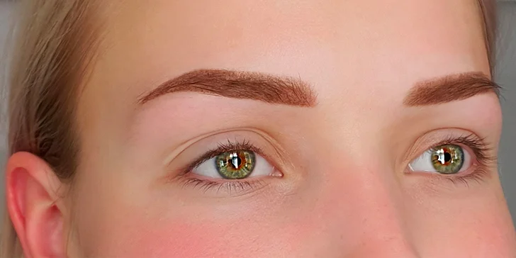 Permanentní make-up očních linek mezi řasami nebo obočí pudrovou metodou