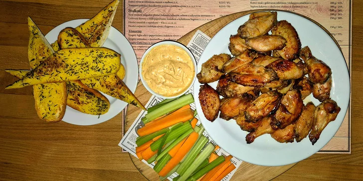 Kilo a půl šťavnatých Buffalo wings, dvoulitrový džbánek piva či limonády a dezert pro dva