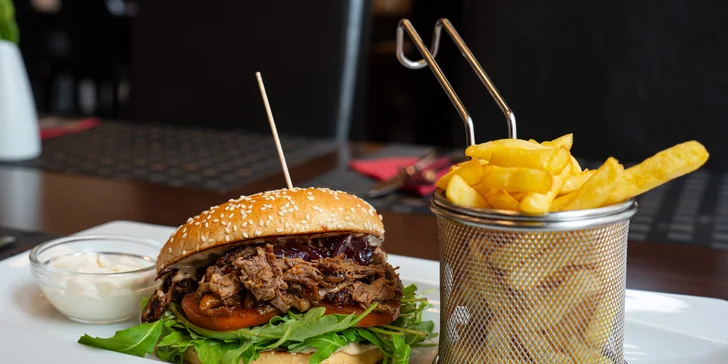 2 božské burgery s trhaným kachním masem, hranolky a limetkový sorbet
