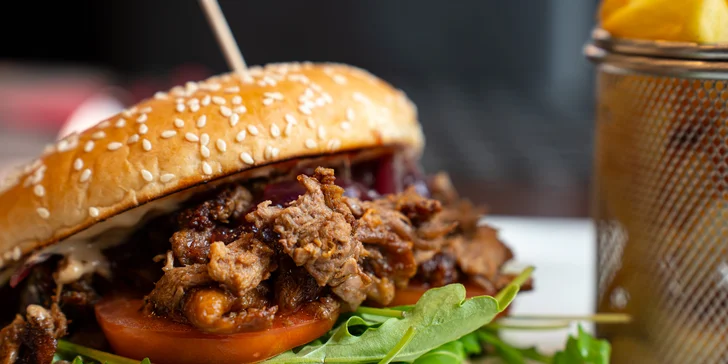 2 božské burgery s trhaným kachním masem, hranolky a limetkový sorbet