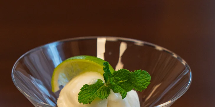 2 božské burgery s trhaným kachním masem, hranolky a limetkový sorbet