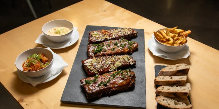 Vepřová žebra s přílohami pro 2 nebo 4 osoby: restaurace v areálu Landek parku