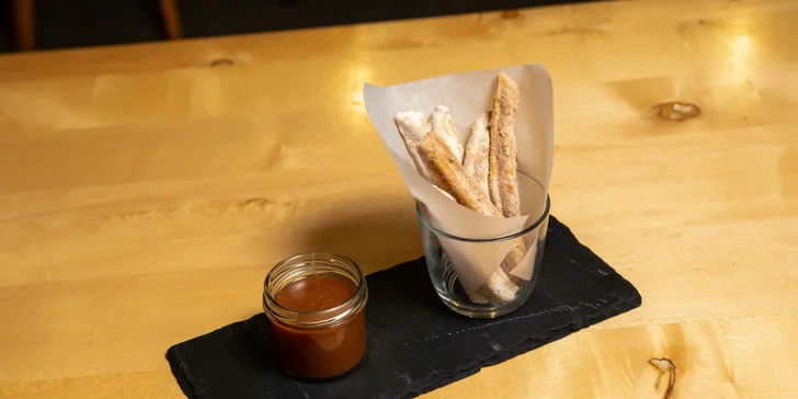 3- nebo 5chodové menu i lahev vína pro 2 osoby: rillettes, hovězí konfit, burger i churros