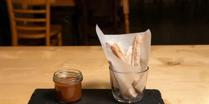 3- nebo 5chodové menu i lahev vína pro 2 osoby: rillettes, hovězí konfit, burger i churros