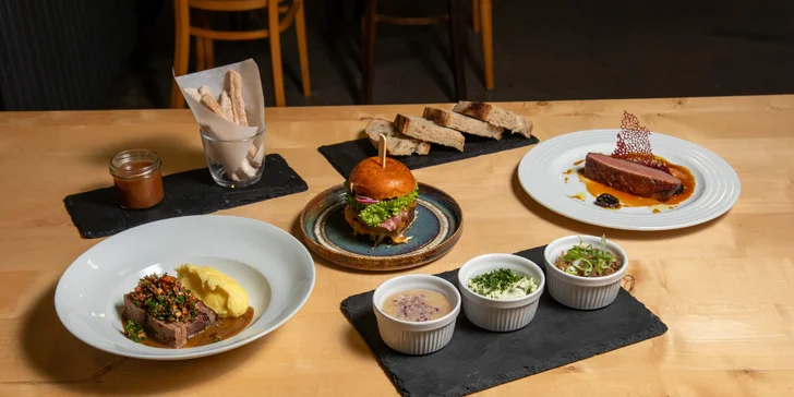 3- nebo 5chodové menu i lahev vína pro 2 osoby: rillettes, hovězí konfit, burger i churros
