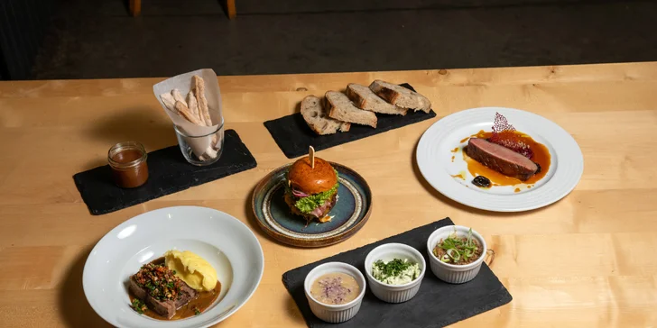 3- nebo 5chodové menu i lahev vína pro 2 osoby: rillettes, hovězí konfit, burger i churros