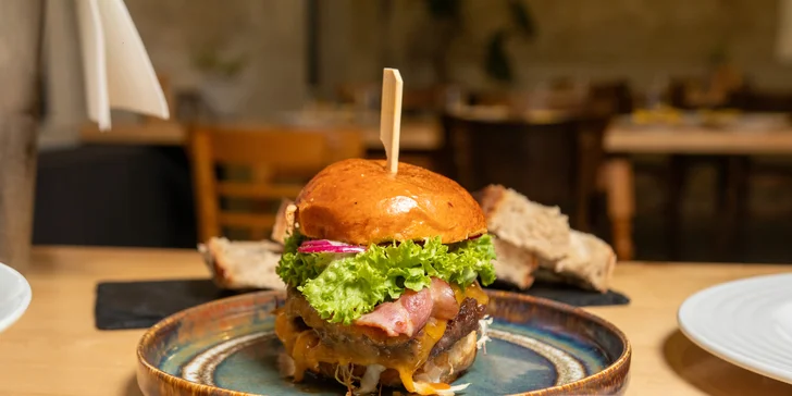 3- nebo 5chodové menu i lahev vína pro 2 osoby: rillettes, hovězí konfit, burger i churros