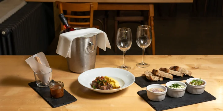 3- nebo 5chodové menu i lahev vína pro 2 osoby: rillettes, hovězí konfit, burger i churros
