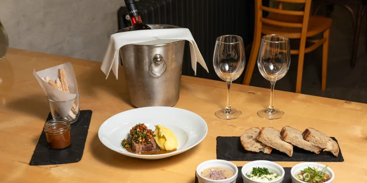 3- nebo 5chodové menu i lahev vína pro 2 osoby: rillettes, hovězí konfit, burger i churros