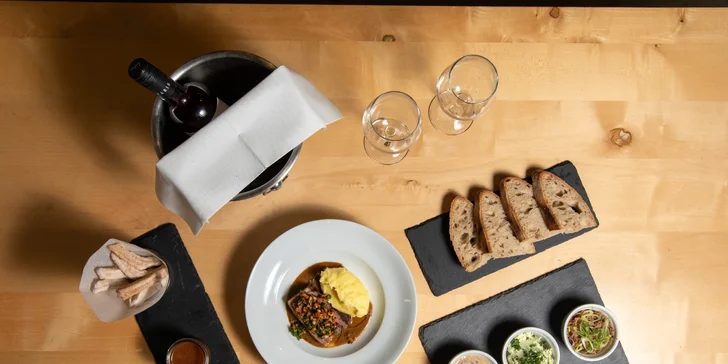3- nebo 5chodové menu i lahev vína pro 2 osoby: rillettes, hovězí konfit, burger i churros