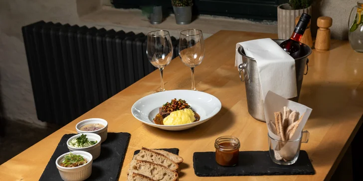 3- nebo 5chodové menu i lahev vína pro 2 osoby: rillettes, hovězí konfit, burger i churros