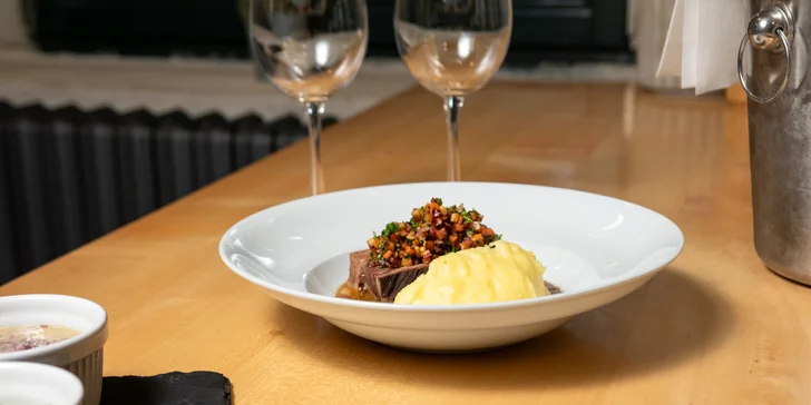3- nebo 5chodové menu i lahev vína pro 2 osoby: rillettes, hovězí konfit, burger i churros