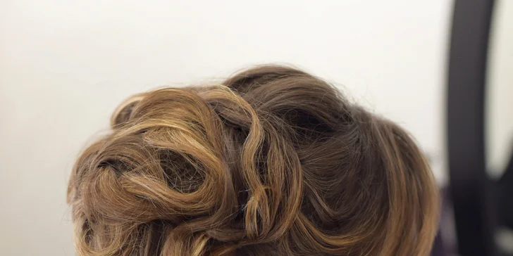 Kadeřnické balíčky: střih, barva, melír, airtouch, balayage či společenský účes a líčení