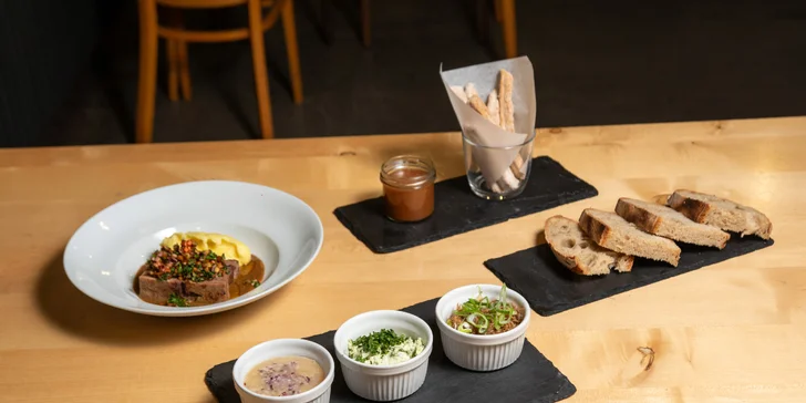 3- nebo 5chodové menu i lahev vína pro 2 osoby: rillettes, hovězí konfit, burger i churros