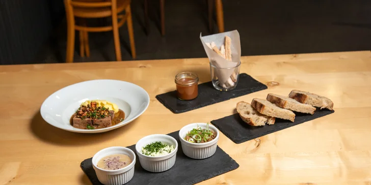 3- nebo 5chodové menu i lahev vína pro 2 osoby: rillettes, hovězí konfit, burger i churros