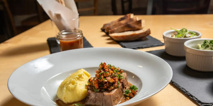 3- nebo 5chodové menu i lahev vína pro 2 osoby: rillettes, hovězí konfit, burger i churros