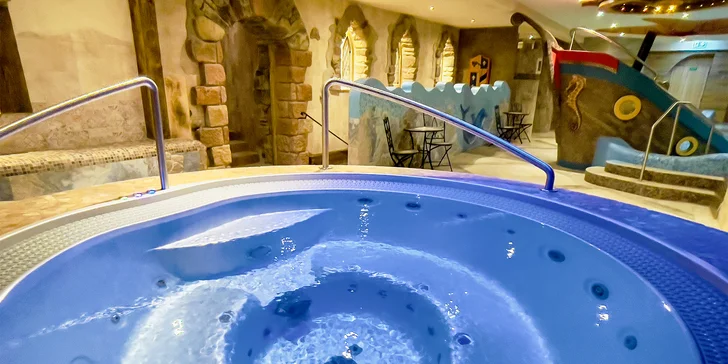 Vstup do stylového hradního wellness pro jednoho, pár i rodinu: vířivka i sauny