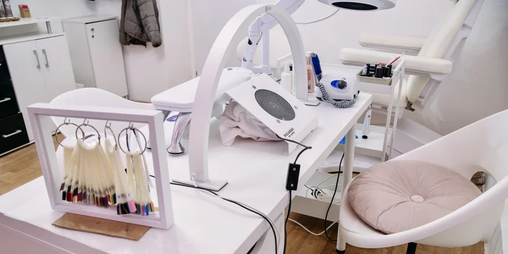 Manikúra i pedikúra včetně lakování i spa varianty s peelingem a parafínem