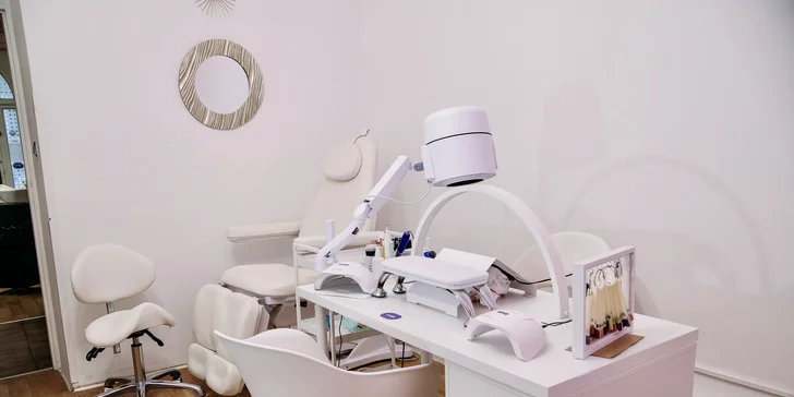 Manikúra i pedikúra včetně lakování i spa varianty s peelingem a parafínem