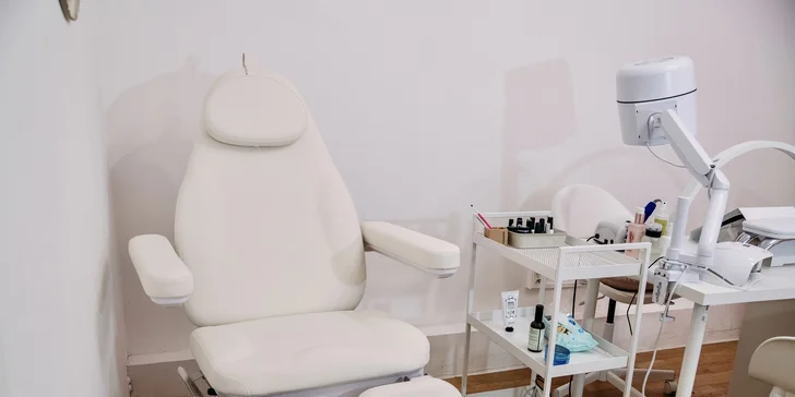 Manikúra i pedikúra včetně lakování i spa varianty s peelingem a parafínem
