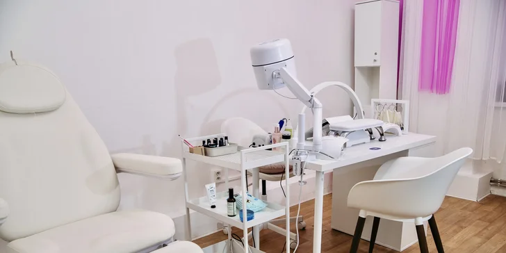 Manikúra i pedikúra včetně lakování i spa varianty s peelingem a parafínem