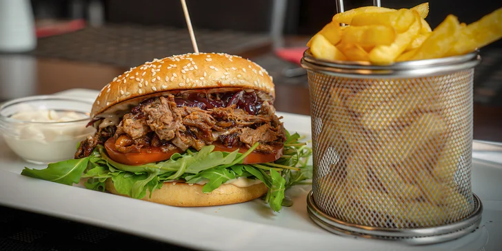 2 božské burgery s trhaným kachním masem, hranolky a limetkový sorbet
